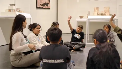 学生在 LACMA 展厅内参与作品讨论的课程示意照片