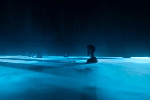 LAS Art Foundation 展览空间中的灯光与沉浸式装置画面