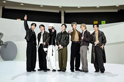 RM 与其他 BTS 成员在白色舞台上合影