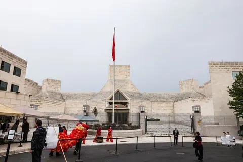 中国驻美国大使馆建筑外飘扬的中国国旗;返还仪式在该使馆举行