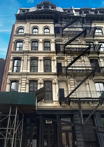 Luhring Augustine Tribeca 分部所在的浅色多层建筑,底层可见脚手架