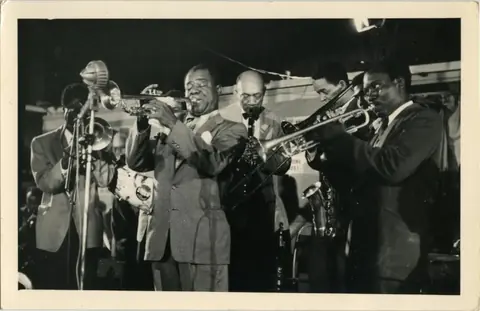 Louis Armstrong 与加纳之行相关的展览档案图像