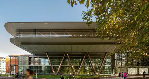 Foster + Partners 设计的毕尔巴鄂美术馆悬浮式新翼建筑外观