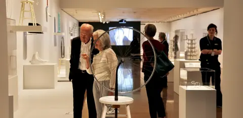 观众在费城艺术博物馆参观“Marcel Duchamp”回顾展中的现成品展区