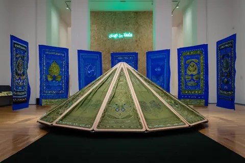 本届亚洲艺术双年展参展艺术家 Mounira Al Solh 在 Artes Mundi 10 的装置作品陈列
