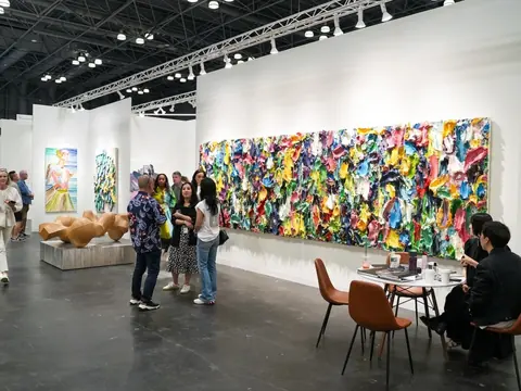 当代唐人艺术中心在 2023 年纽约军械库艺术展的展位与作品陈列