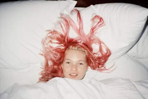 Juergen Teller 1998 年摄影作品《Young Pink Kate, London》