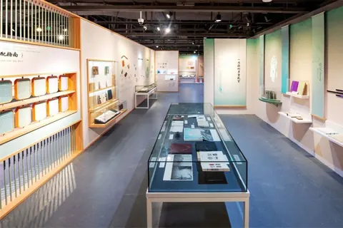 中国近现代新闻出版博物馆书籍装帧美学展的展厅局部