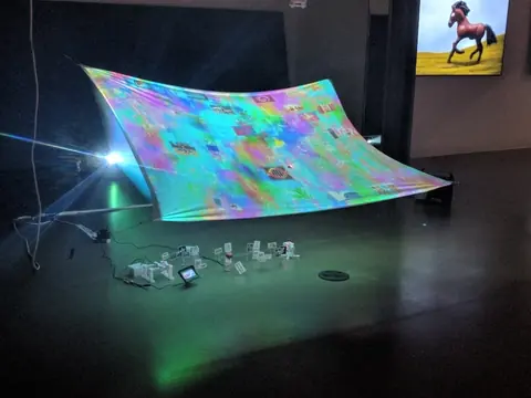 旧金山 tiat gallery“Post Generation”展览中的生成影像画面