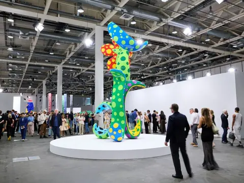 Art Basel 展会 Unlimited 单元中的装置与观众