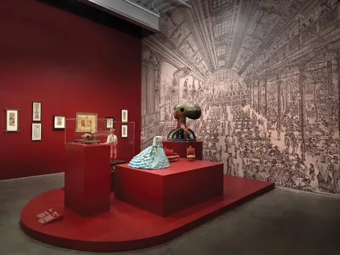 新博物馆“The Bowery: Devil’s Mile”展览现场，档案与艺术作品同场陈列