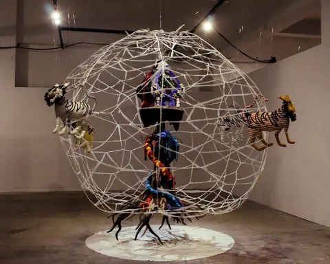 2023 年日惹双年展中 Alyen Foning 与 Matrahita 的混合媒介装置《Eikam-Interconnected》现场