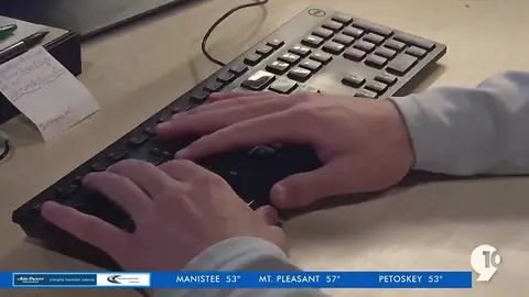 新闻视频画面中一双手正在电脑键盘上输入文字