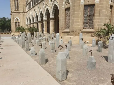 Adeela Suleman 的户外装置《The Killing Fields of Karachi》在 2019 年卡拉奇双年展中的画面。