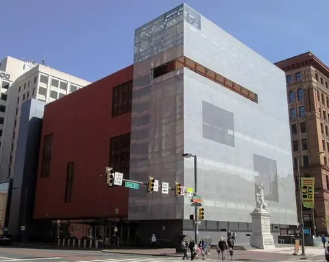 费城 Weitzman National Museum of American Jewish History 所在的现代建筑街景。