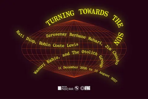 深紫色展览海报上以橙色经纬网构成球体，并以黄色文字列出“Turning Towards the Sun”、六位参展者及展期。