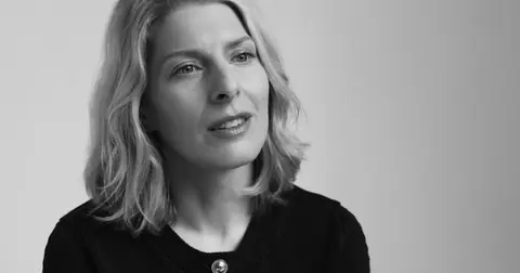 艺术家 Allison Katz 的肖像照片。