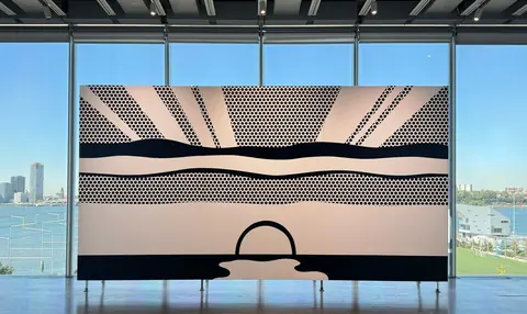 Alex Da Corte Studio 在 Whitney 展厅重制的 Roy Lichtenstein《Super Sunset Billboard》(1967/2026)。