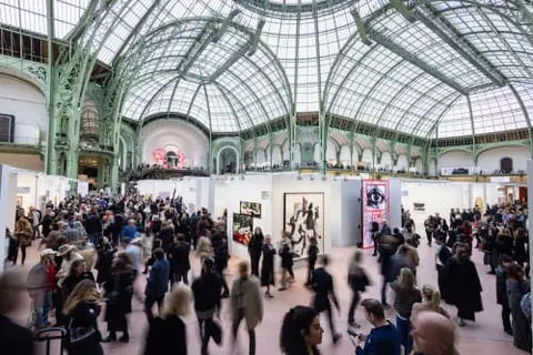 Art Basel Paris 官方指南所配的 Grand Palais 展会观众与展位场景