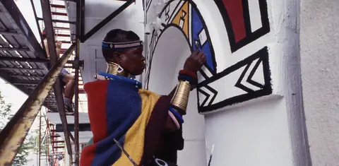 Esther Mahlangu 以鲜明几何图案创作的 Ndebele 风格壁画