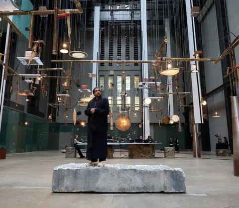 Tarek Atoui《Hold》在 Tate Modern 涡轮大厅中的声音装置