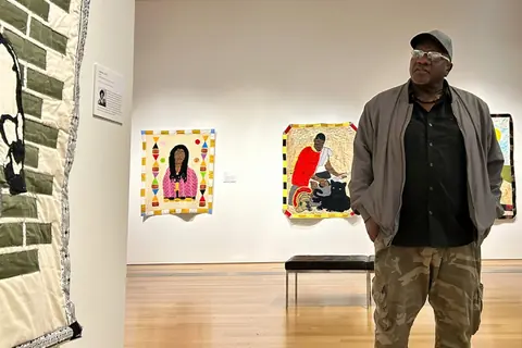 艺术家 Gary Tyler 在 Grand Rapids Art Museum 展出的绗缝作品前