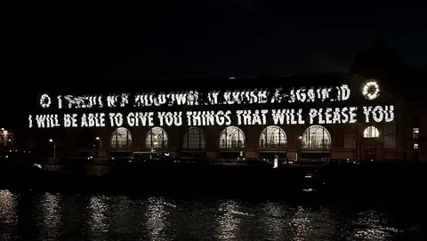 Jenny Holzer 的发光文字作品投射在巴黎奥赛博物馆建筑表面