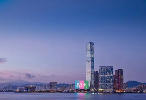 香港维多利亚港旁的 M+ 博物馆与城市天际线