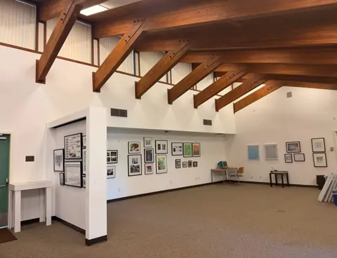 Scripps College Clark Humanities Museum 内的数字艺术展览陈列与老式电脑