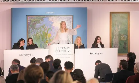 Sotheby’s 巴黎拍卖现场,拍卖官 Aurélie Vandevoorde 接受莫奈《Iris》的竞价