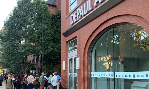 参与《Waiting》抗议行动的人们在关闭的 DePaul Art Museum 外排队