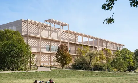 以花旗松木材覆盖正立面的 Centre Pompidou Francilien 新建筑