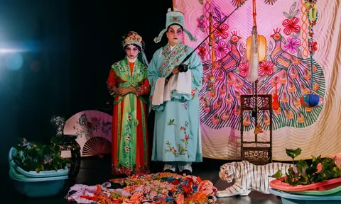 艺术家 Alison Kuo 与青少年表演者 Mei Brunette 的合影