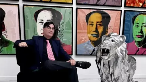 Leslie Roberts 坐在一组 Warhol 毛泽东肖像作品前