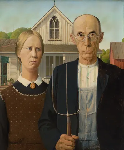 Grant Wood《美国哥特式》中，手持草叉的男子与年轻女子站在白色房屋前