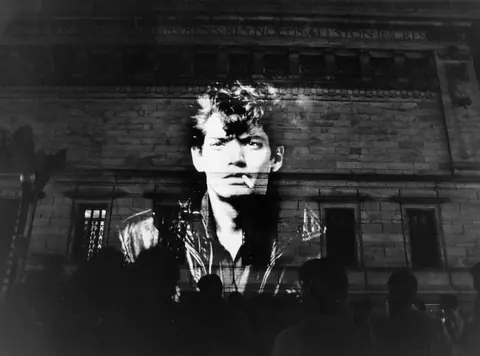 与 Robert Mapplethorpe 展览及美国文化战争历史相关的档案图像