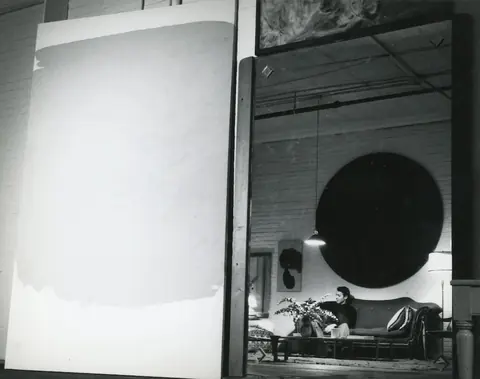 20世纪60年代初 Friedel Dzubas 坐在工作室沙发上,身旁立着大型抽象画