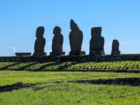 智利拉帕努伊草地上,五尊古代摩艾石像立于石台,世界古迹基金长期参与当地文化遗产保护