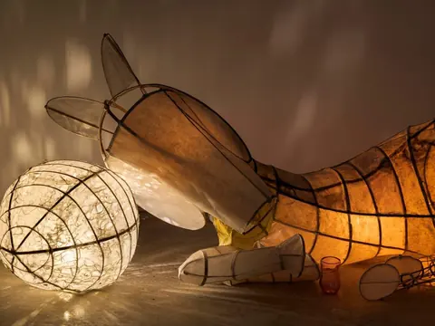 Cici Wu 以桑皮纸、竹丝、柳条和手工玻璃制作的发光作品《Traveling Star》局部