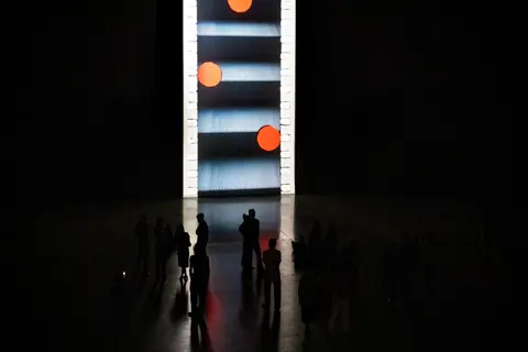Tacita Dean 的垂直胶片装置《FILM》投射在 Marciano Art Foundation 的高大展厅中