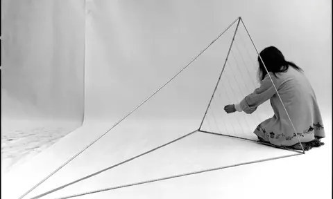 Marisa Merz 于 1973 年在都灵安装 1967 至 1968 年创作的《Harp》