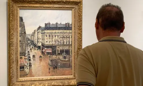 Camille Pissarro 1897 年画作《Rue Saint-Honoré, dans l'après-midi. Effet de pluie》,现藏马德里 Thyssen-Bornemisza 博物馆