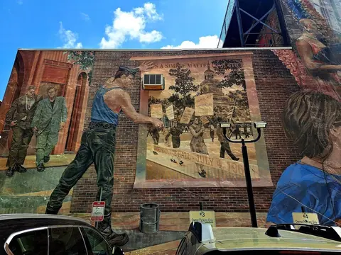 费城 Gayborhood 街区建筑外墙上的 Ann Northrup 壁画《Pride and Progress》