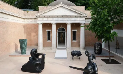 威尼斯双年展美国馆展出的 Alma Allen 大型雕塑